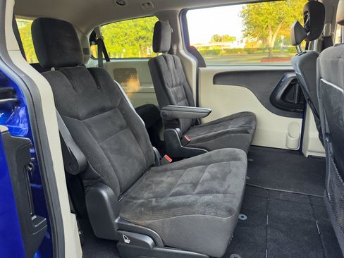 Used 2019 Dodge Grand Caravan SE FWD image 17