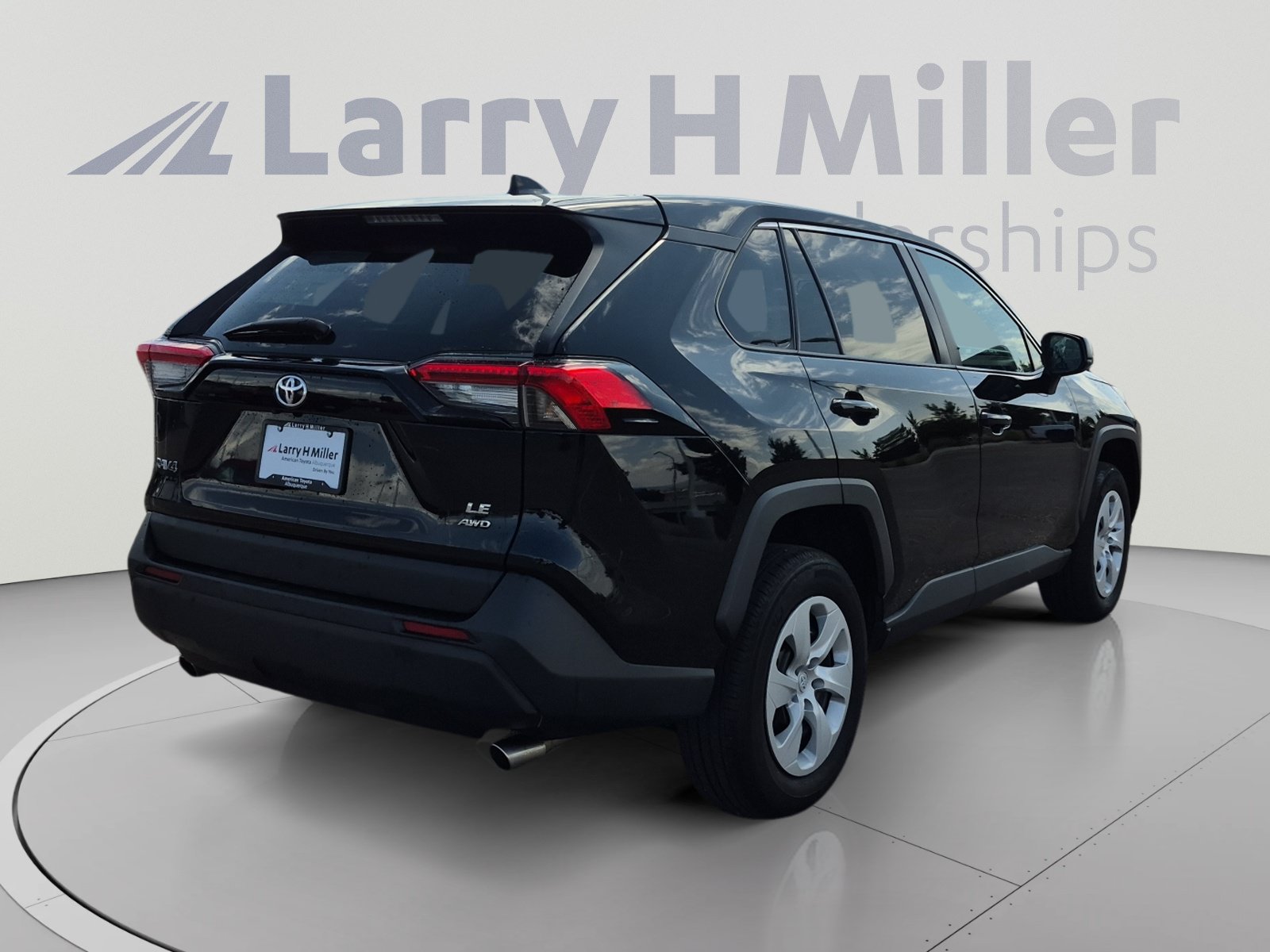 Used 2025 Toyota RAV4 LE AWD/4WD image 5
