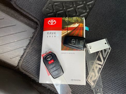 Used 2019 Toyota RAV4 Limited AWD/4WD image 9