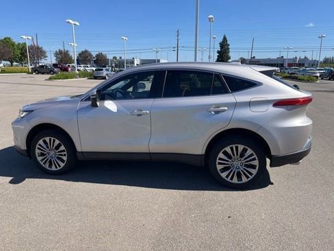 Used 2024 Toyota Venza XLE image 8