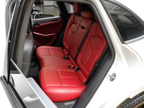 Used 2023 Porsche Macan AWD/4WD image 42