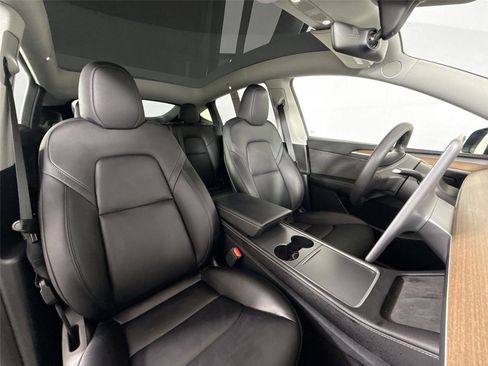 Used 2024 Tesla Model Y Long Range image 37