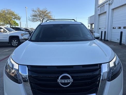 Used 2024 Nissan Pathfinder SV image 16