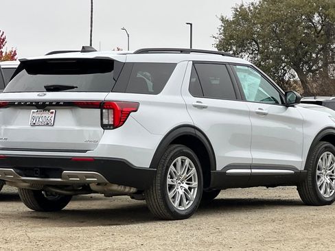 Used 2025 Ford Explorer Active w/ Active Comfort Package image 4