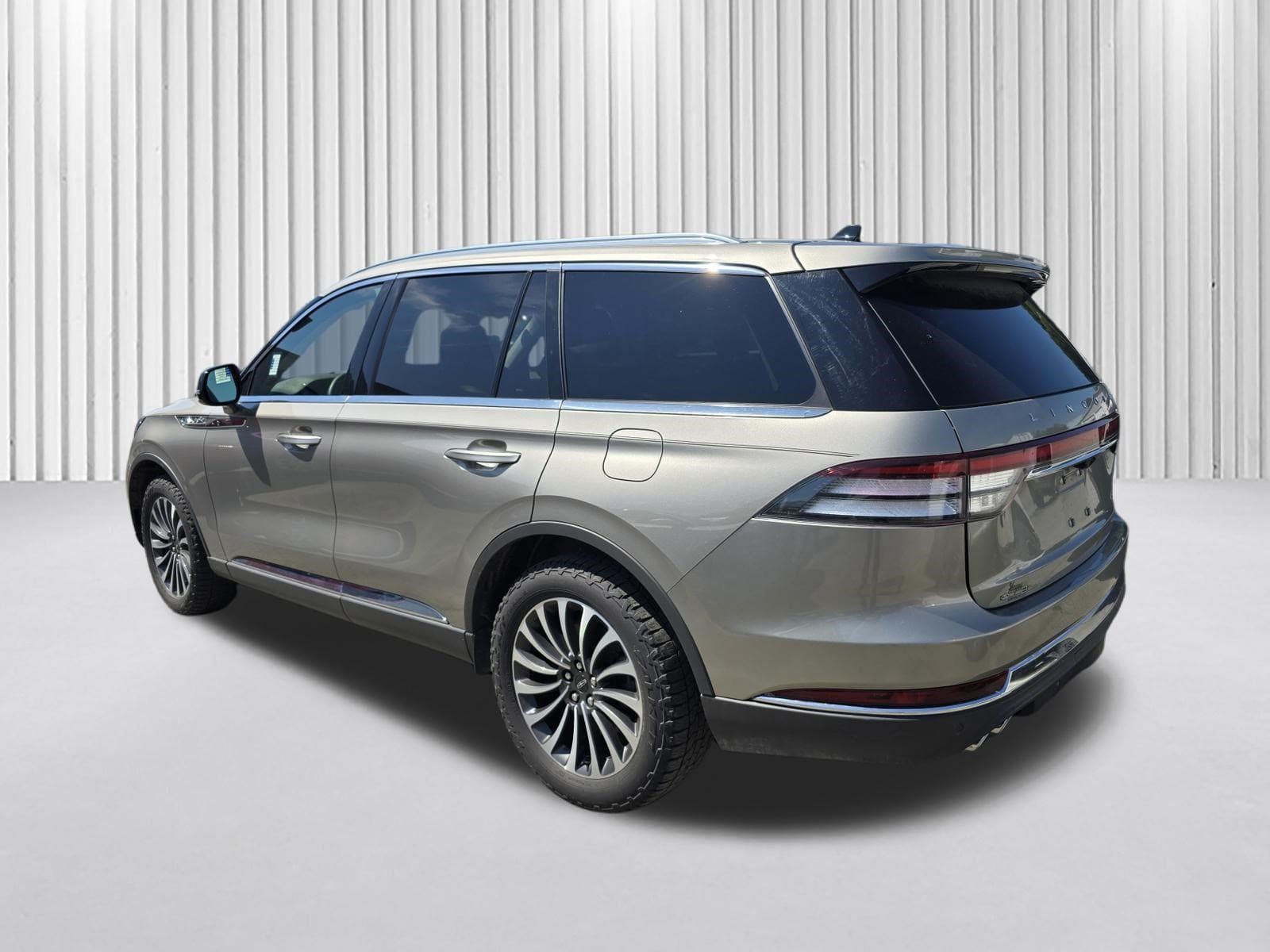 Used 2023 Lincoln Aviator AWD w/ Premium Package image 4