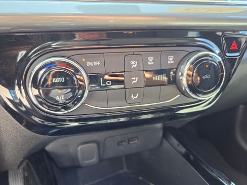 Used 2025 Chevrolet Trax LT FWD image 27
