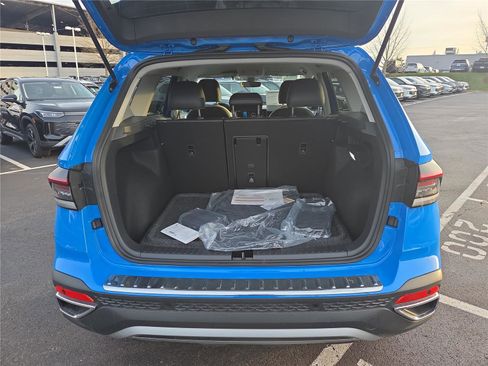 New 2026 Volkswagen Taos SE image 6