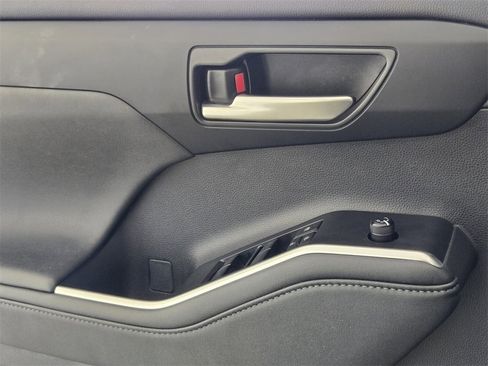 Used 2024 Toyota Highlander LE image 26