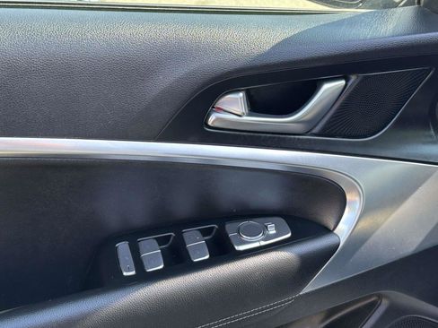 Used 2023 Genesis G70 2.0T image 13