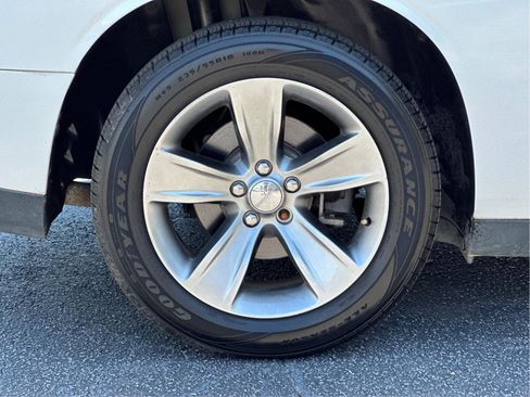 Used 2015 Dodge Challenger SXT RWD image 22
