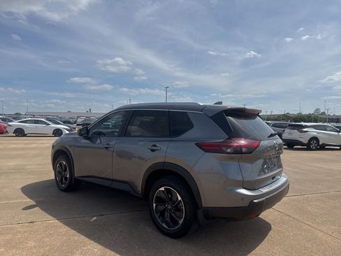 Used 2024 Nissan Rogue SV w/ SV Premium Package image 14