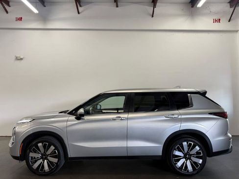 Used 2025 Mitsubishi Outlander SE FWD image 3