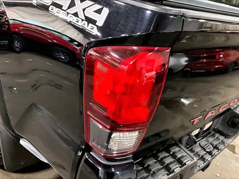 Used 2018 Toyota Tacoma TRD Off-Road w/ Technology Package image 29