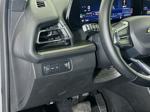 Used 2025 Chevrolet Traverse LT FWD image 17