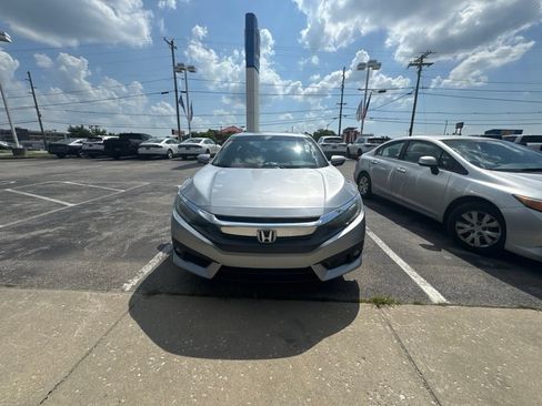 Used 2016 Honda Civic Touring image 4