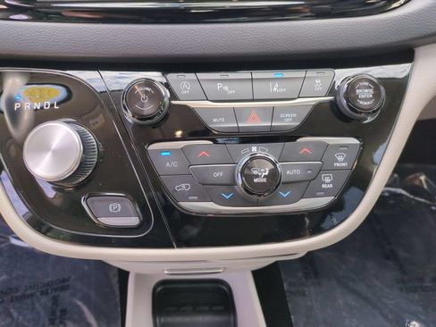 Used 2024 Chrysler Pacifica Touring-L FWD image 23