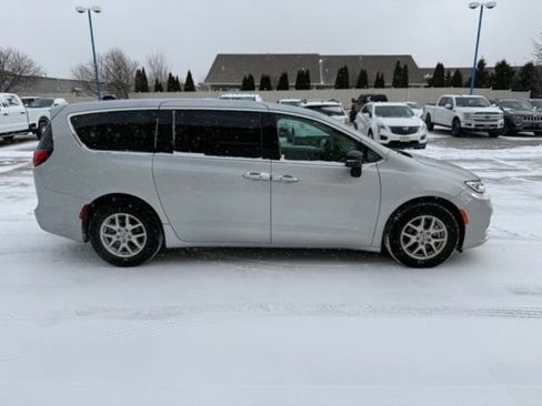 Used 2024 Chrysler Pacifica Touring-L image 3