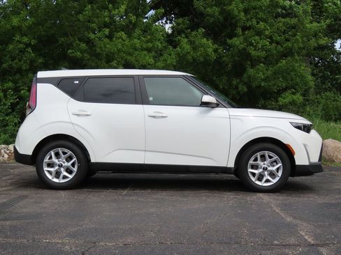 Certified 2025 Kia Soul LX w/ LX Technology Package FWD image 2