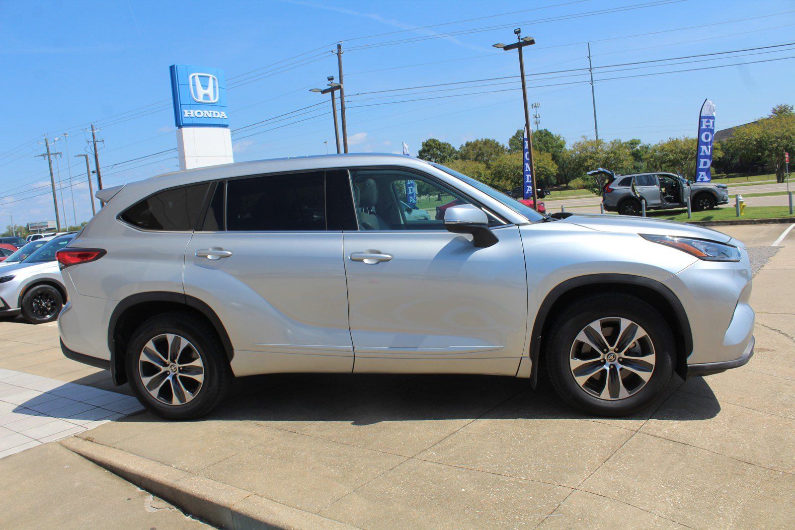 Used 2020 Toyota Highlander XLE AWD/4WD image 3