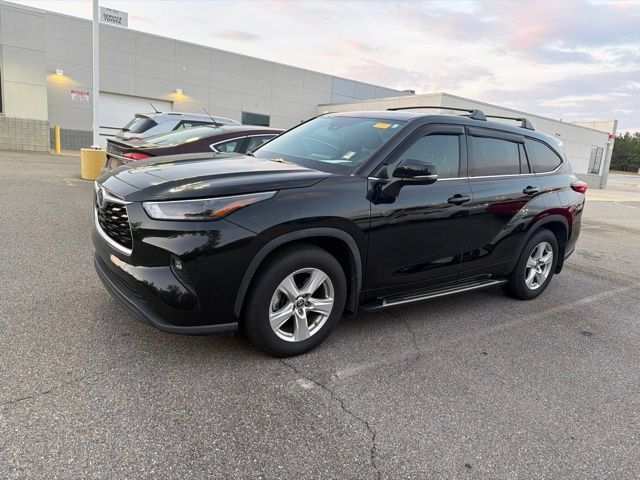 Used 2022 Toyota Highlander LE AWD/4WD image 19