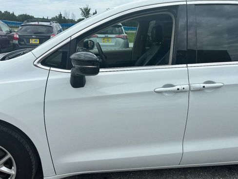 Used 2024 Chrysler Pacifica Touring-L FWD image 4