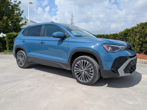 New 2026 Volkswagen Taos SE FWD image 2