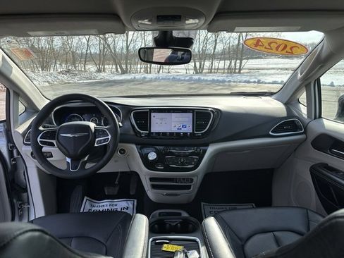 Used 2024 Chrysler Pacifica Touring-L image 13