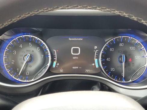 Used 2024 Chrysler Pacifica Touring-L FWD image 11