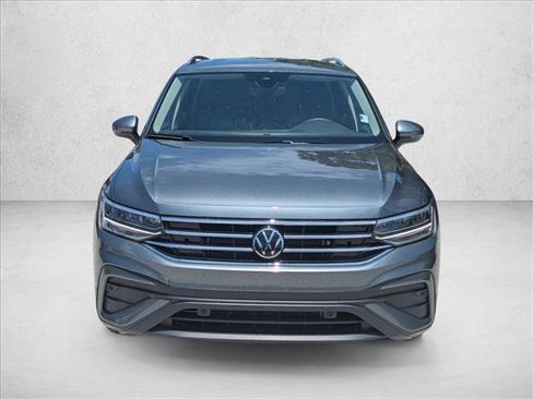 Used 2024 Volkswagen Tiguan SE FWD image 2