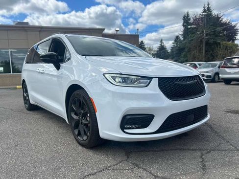 Used 2026 Chrysler Pacifica Limited w/ S Appearance Package FWD image 3