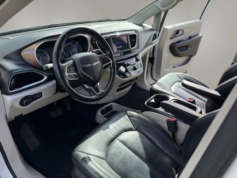 Used 2018 Chrysler Pacifica Touring-L FWD image 10