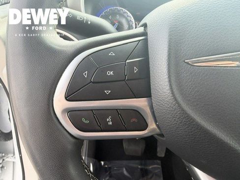 Used 2023 Chrysler Pacifica Touring-L FWD image 13