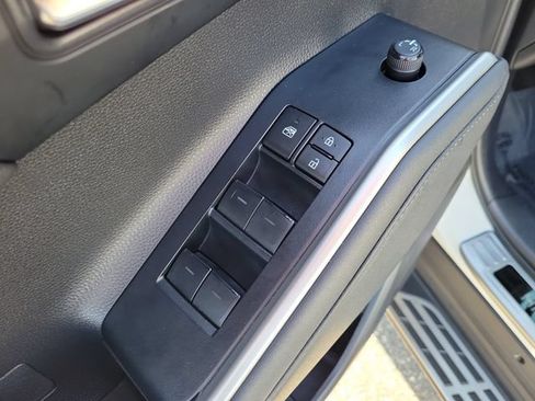 Used 2023 Toyota Highlander XLE FWD image 17