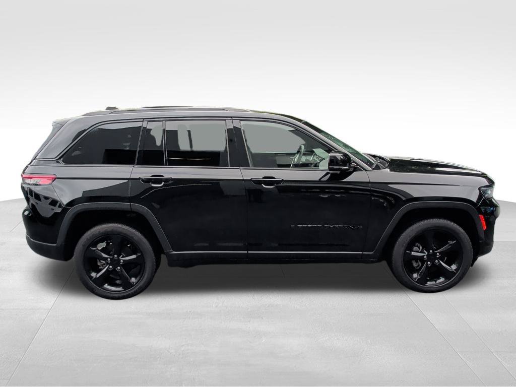 Used 2023 Jeep Grand Cherokee Altitude AWD/4WD image 6