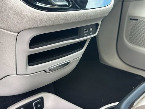 Used 2018 Chrysler Pacifica Limited w/ Tire & Wheel Group FWD image 22