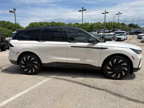 Used 2024 Lincoln Nautilus Reserve w/ Equipment Group 203A AWD/4WD image 8