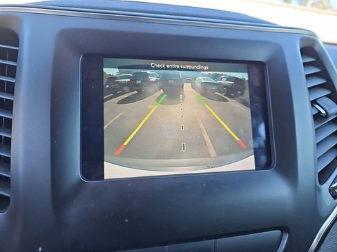 Used 2019 Jeep Cherokee Latitude Plus image 18