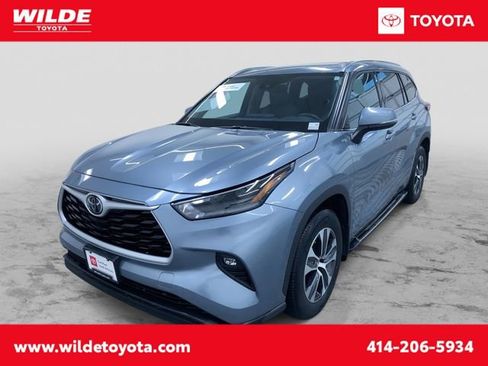 Certified 2021 Toyota Highlander XLE AWD/4WD image 1