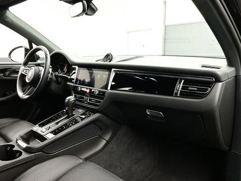 Certified 2025 Porsche Macan AWD/4WD image 19