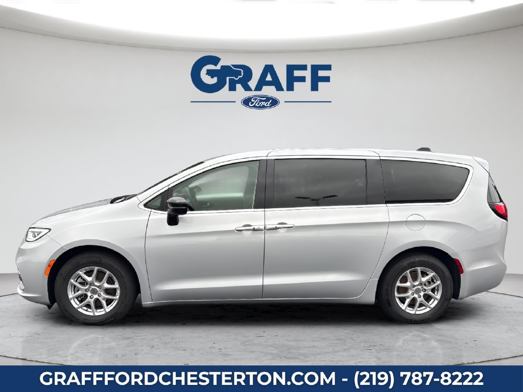 Used 2024 Chrysler Pacifica Touring-L FWD image 12