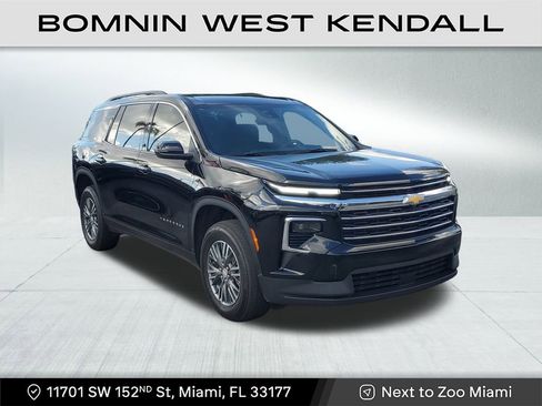 Used 2025 Chevrolet Traverse LT image 1