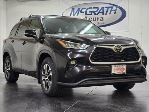 Used 2020 Toyota Highlander XLE AWD/4WD image 2