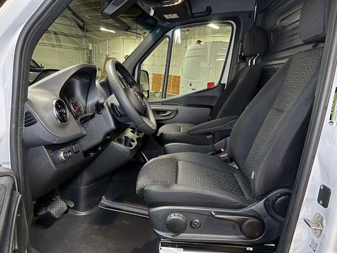 Used 2025 Mercedes-Benz Sprinter 2500 image 20