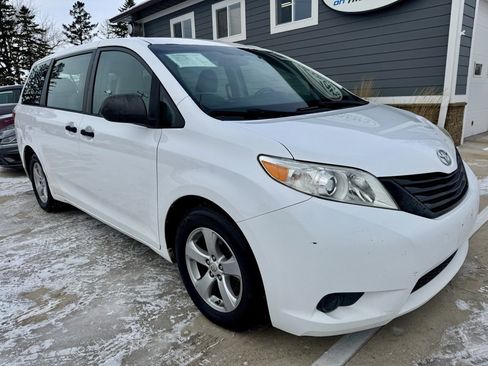 Used 2016 Toyota Sienna L image 2