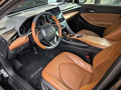 Used 2019 Toyota Avalon Limited FWD image 2