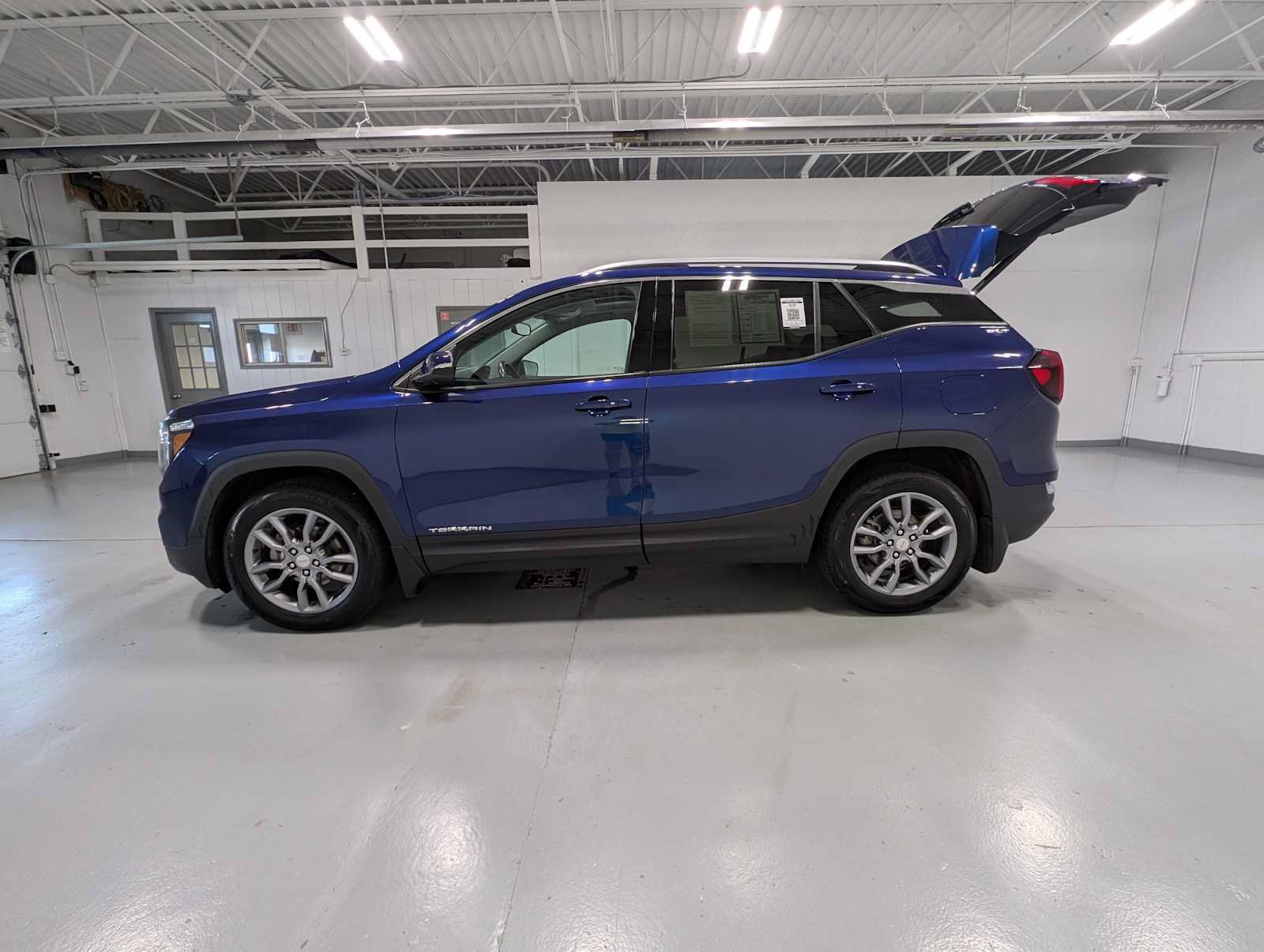 Used 2022 GMC Terrain SLT w/ Tech Package AWD/4WD image 12