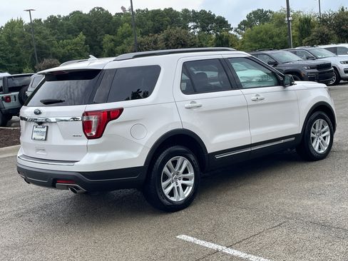 Used 2018 Ford Explorer XLT w/ Equipment Group 202A AWD/4WD image 9