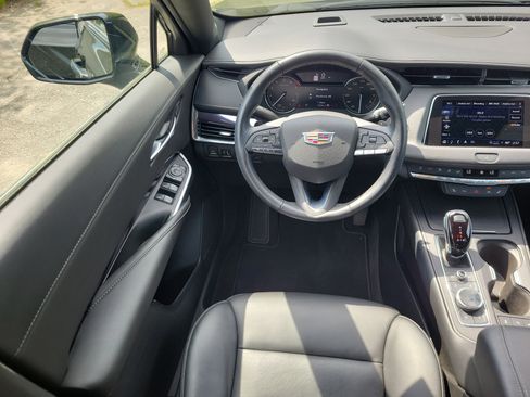 Used 2022 Cadillac XT4 Luxury w/ Cold Weather Package AWD/4WD image 19