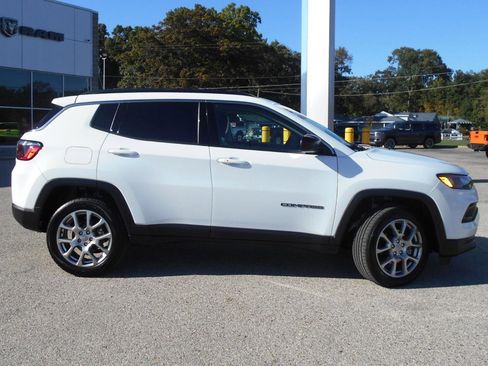 Certified 2022 Jeep Compass Latitude image 28