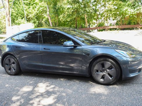 Used 2022 Tesla Model 3 Standard Range image 11